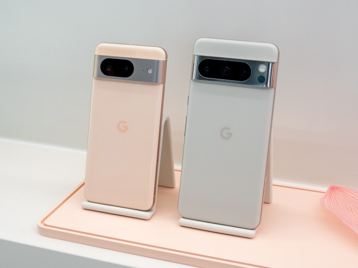 Google Pixel 8 dan Pixel 8 Pro dalam warna pink dan putih
