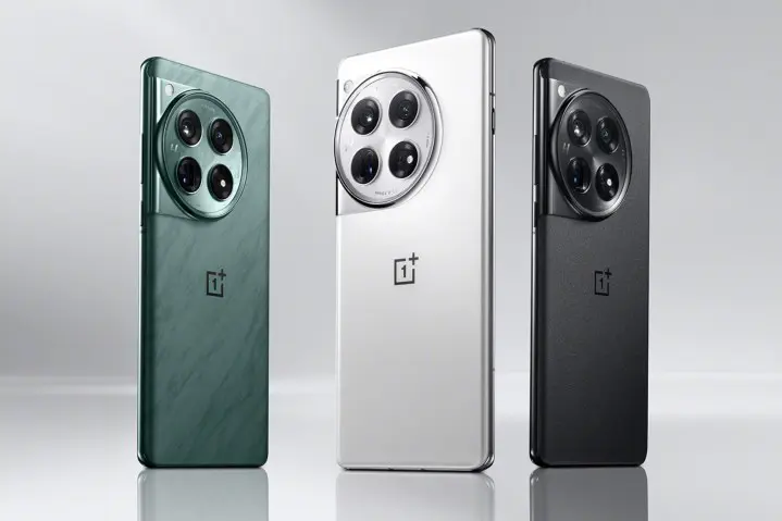 OnePlus 12 dalam warna hijau, silver, dan hitam.