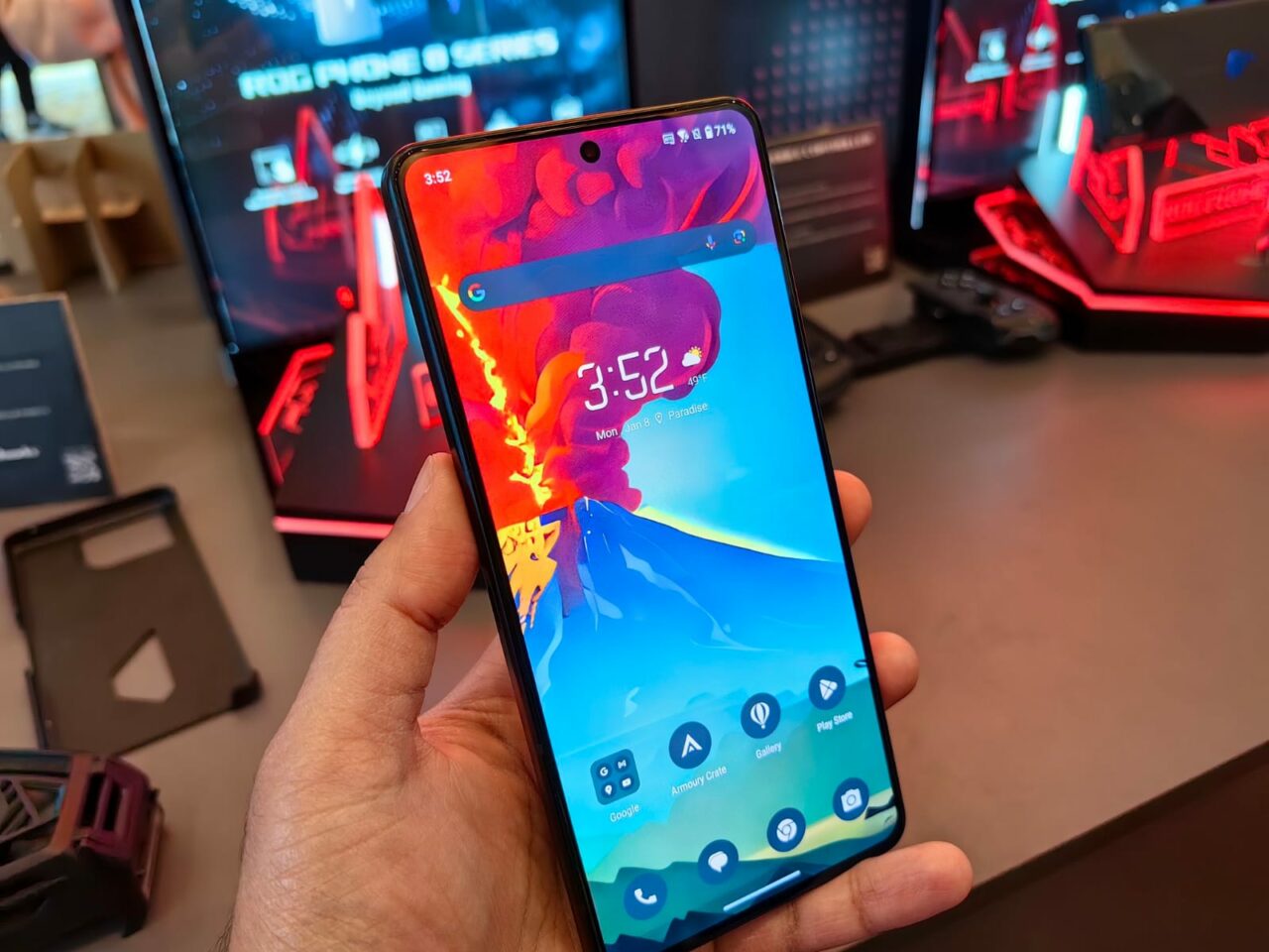 Layar OLED 165Hz ASUS ROG Phone 8