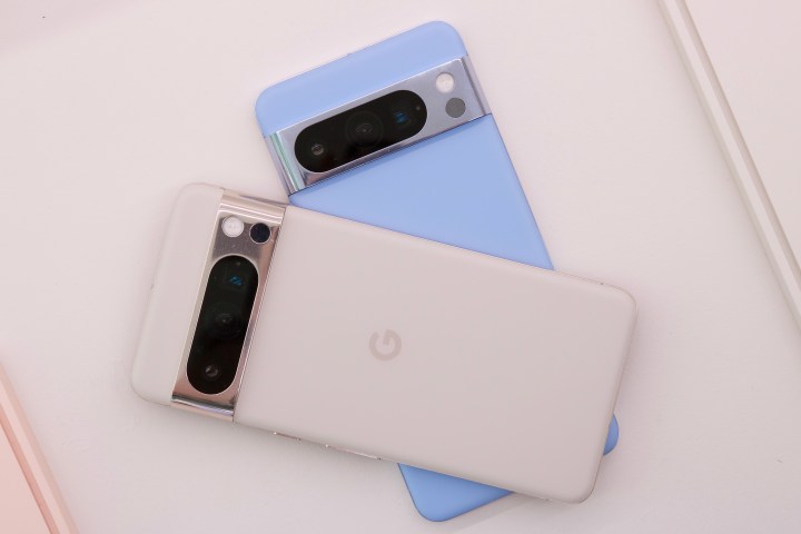 smartphone Pixel 8 Pro berwarna biru dan pink